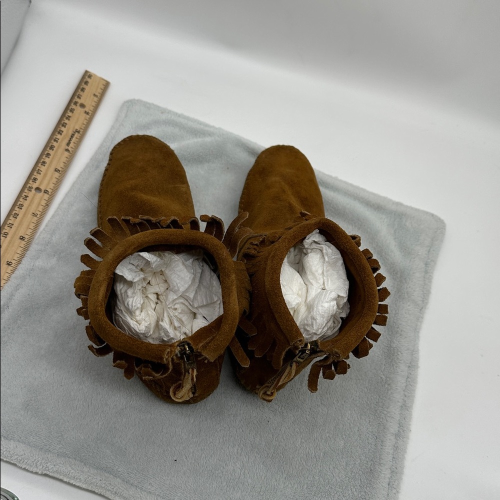 Vintage Moccasin Soft Bottom Ankle Suede Bootie’s With Fringe & Back Zip Closure - Picture 6 of 7